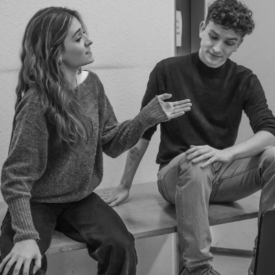Two students practicing acting in the Aufbauprogram at The New Academy Musical Theatre Vienna.
