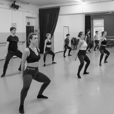 Group of students practicing dance movements in the Vorbereitungsjahr at The New Academy Musical Theatre Vienna.