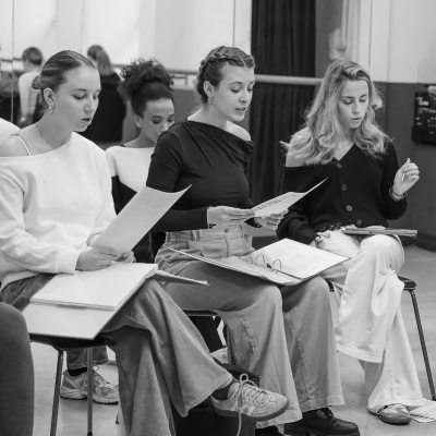 Female students practicing singing in the Academy Program at The New Academy Musical Theatre Vienna.